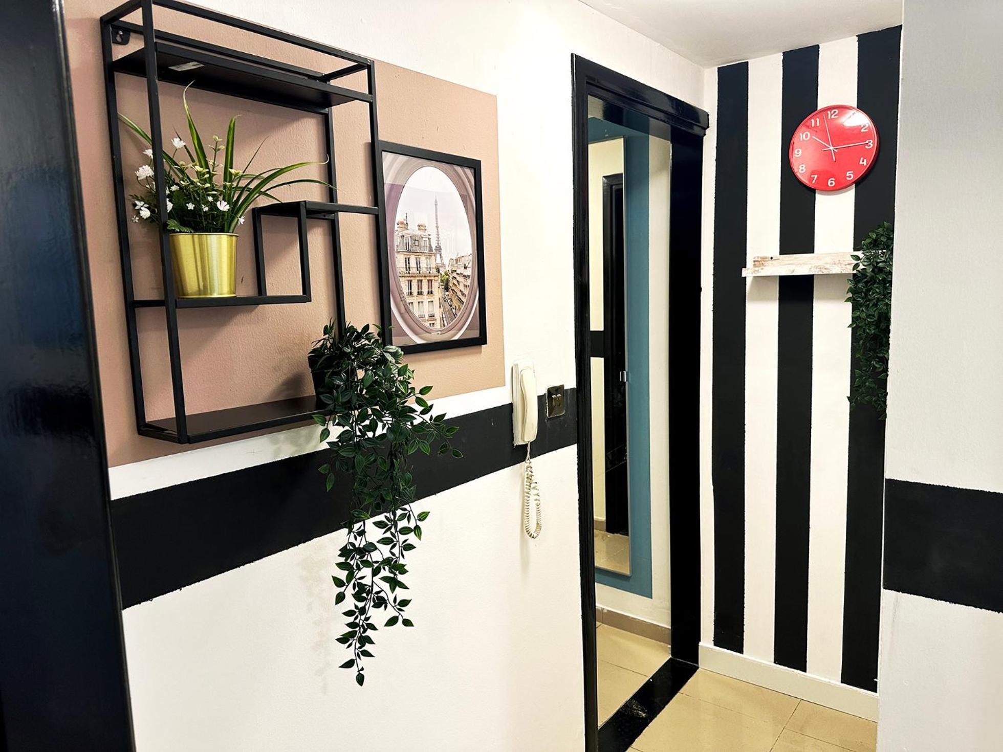 Cozy Corner Partition Near Burjuman Metro Privatunterkunft *