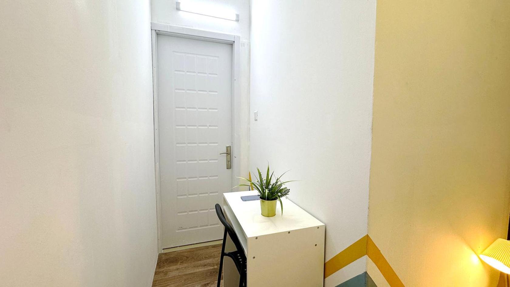 Cozy Corner Partition Near Burjuman Metro Privatunterkunft
